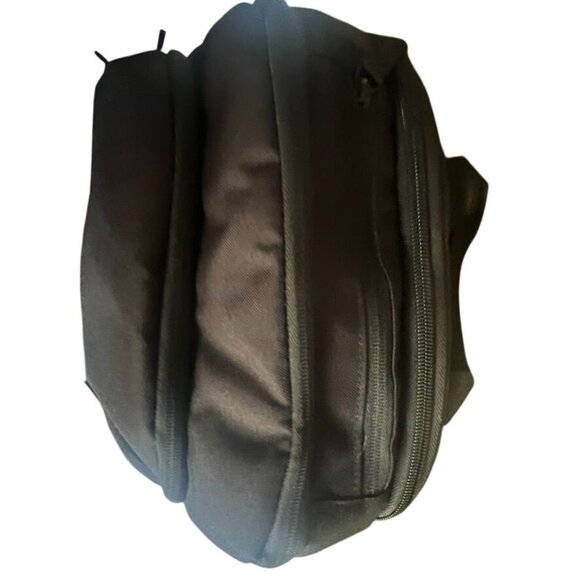 V Seven Recycled 17" Backpack With Adjustable Straps & Multiple Compartments - Picture 4 of 6